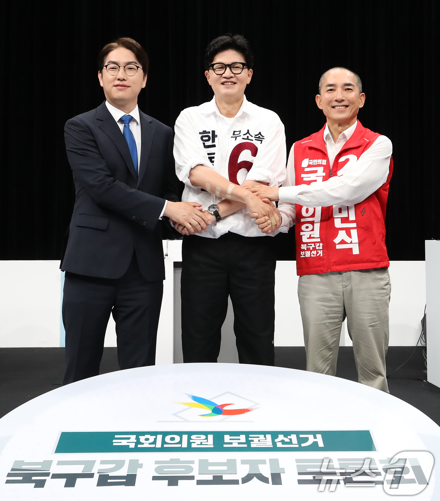 (부산=뉴스1) 윤일지 기자 = 하정우 더불어민주당 부산 북구갑 국회의원 후보(왼쪽부터), 한동훈 무소속 부산 북구갑 국회의원 후보, 박민식 국민의힘 부산 북구갑 국회의원 후보가 …