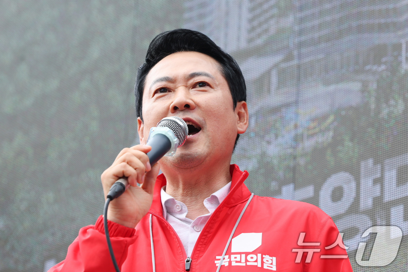 (논산=뉴스1) 신웅수 기자 = 장동혁 국민의힘 대표가 28일 충남 논산시 화지중앙시장을 찾아 백성현 논산시장 후보 지지를 호소하고 있다. 2026.5.28/뉴스1