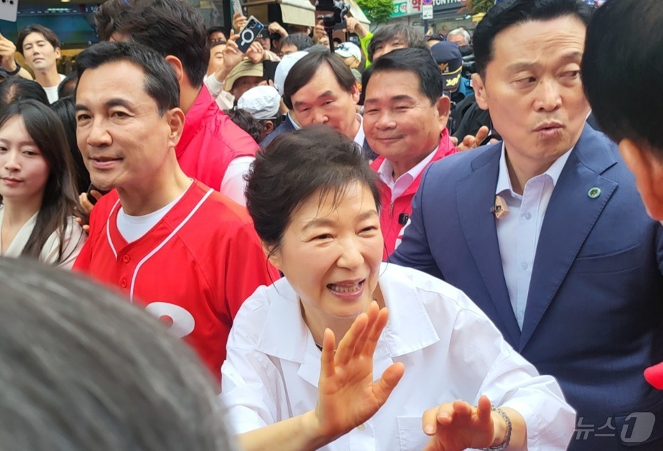 (원주=뉴스1) 신관호 기자 = 박근혜 전 대통령이 28일 강원 원주시 중앙시장을 방문해 김진태 국민의힘 강원지사 후보와 원강수 원주시장 후보를 비롯한 강원 지역 후보들 지지를 호 …