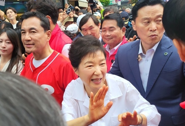 원주 찾은 박근혜, "오랜 만에 중앙시장에 왔습니다"
