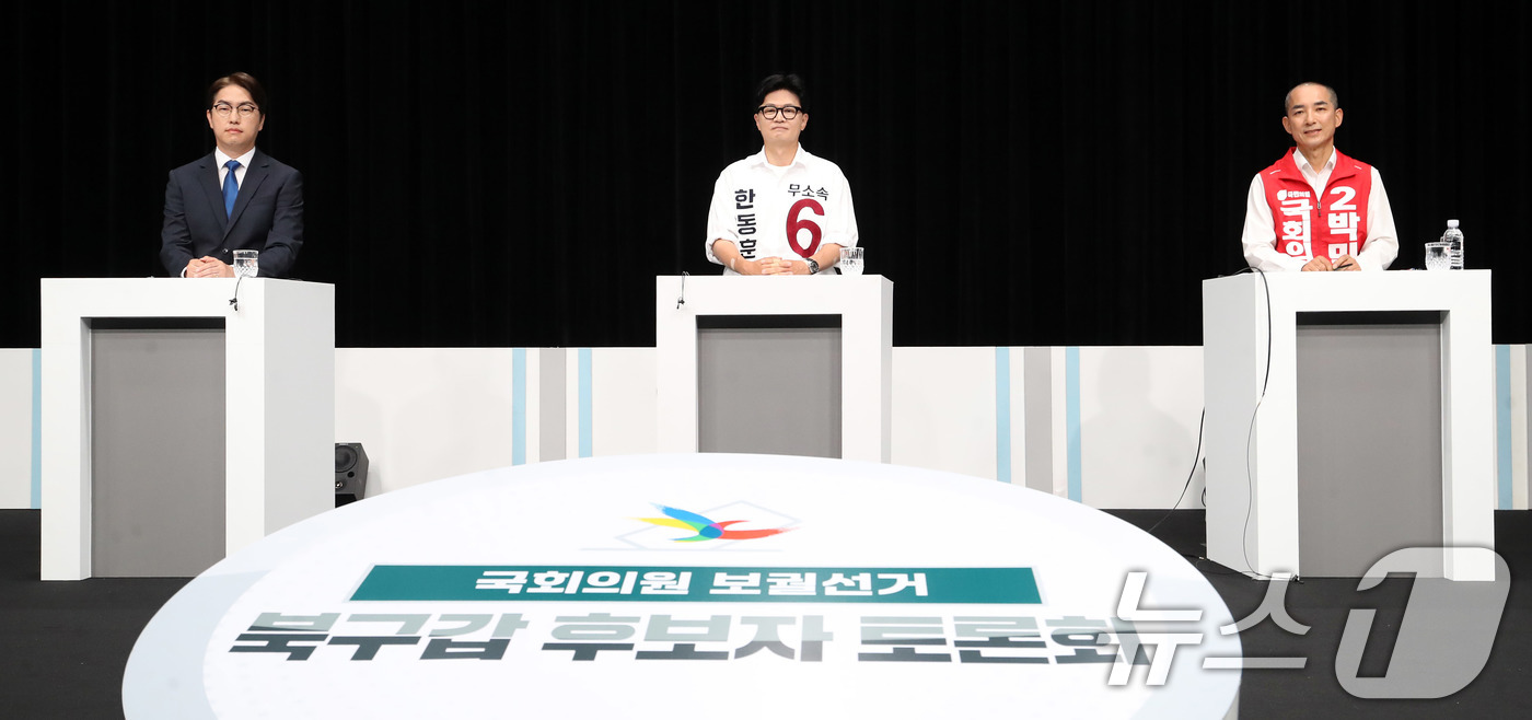 (부산=뉴스1) 윤일지 기자 = 하정우 더불어민주당 부산 북구갑 국회의원 후보(왼쪽부터), 한동훈 무소속 부산 북구갑 국회의원 후보, 박민식 국민의힘 부산 북구갑 국회의원 후보가 …