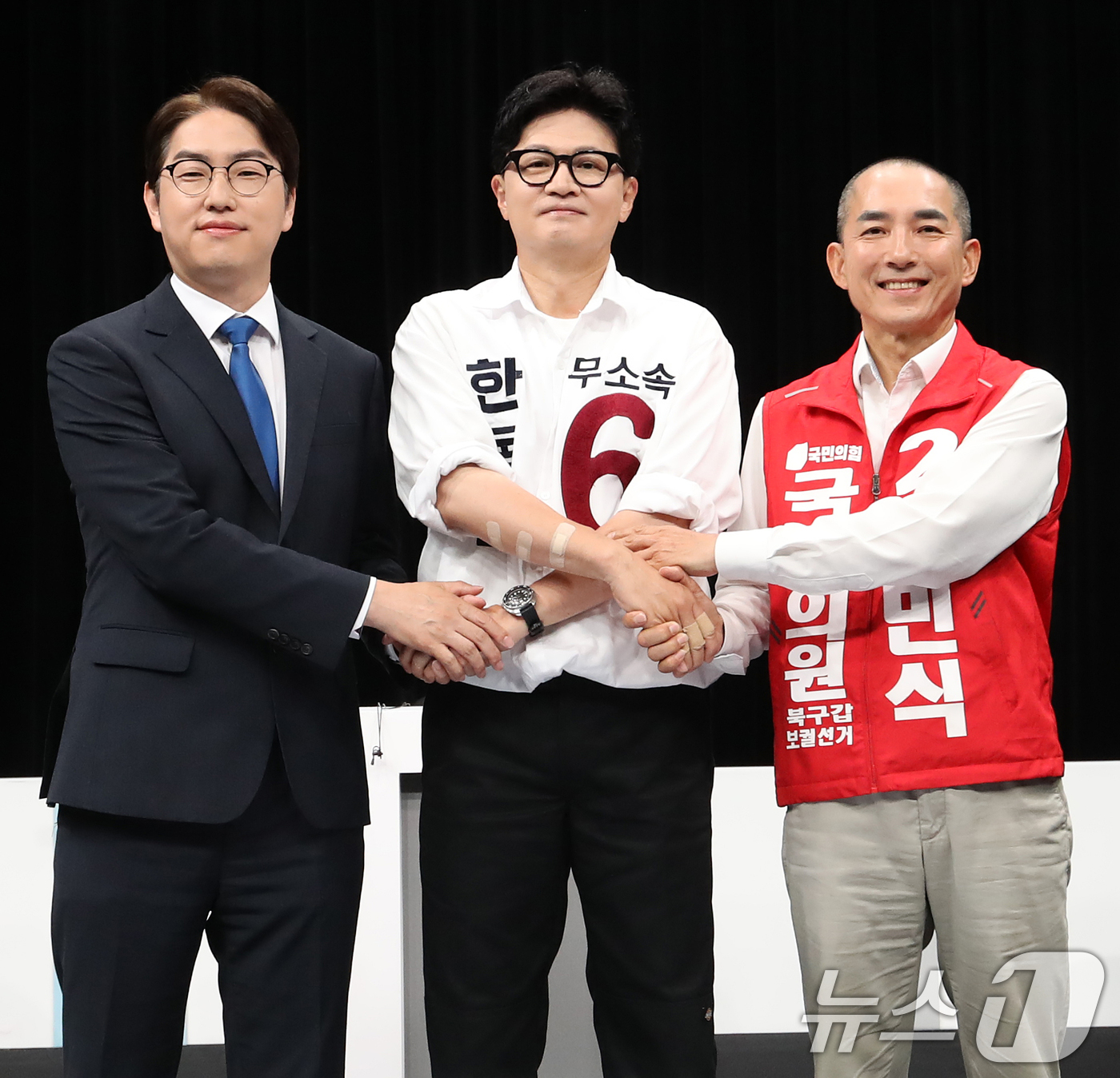 (부산=뉴스1) 윤일지 기자 = 하정우 더불어민주당 부산 북구갑 국회의원 후보(왼쪽부터), 한동훈 무소속 부산 북구갑 국회의원 후보, 박민식 국민의힘 부산 북구갑 국회의원 후보가 …