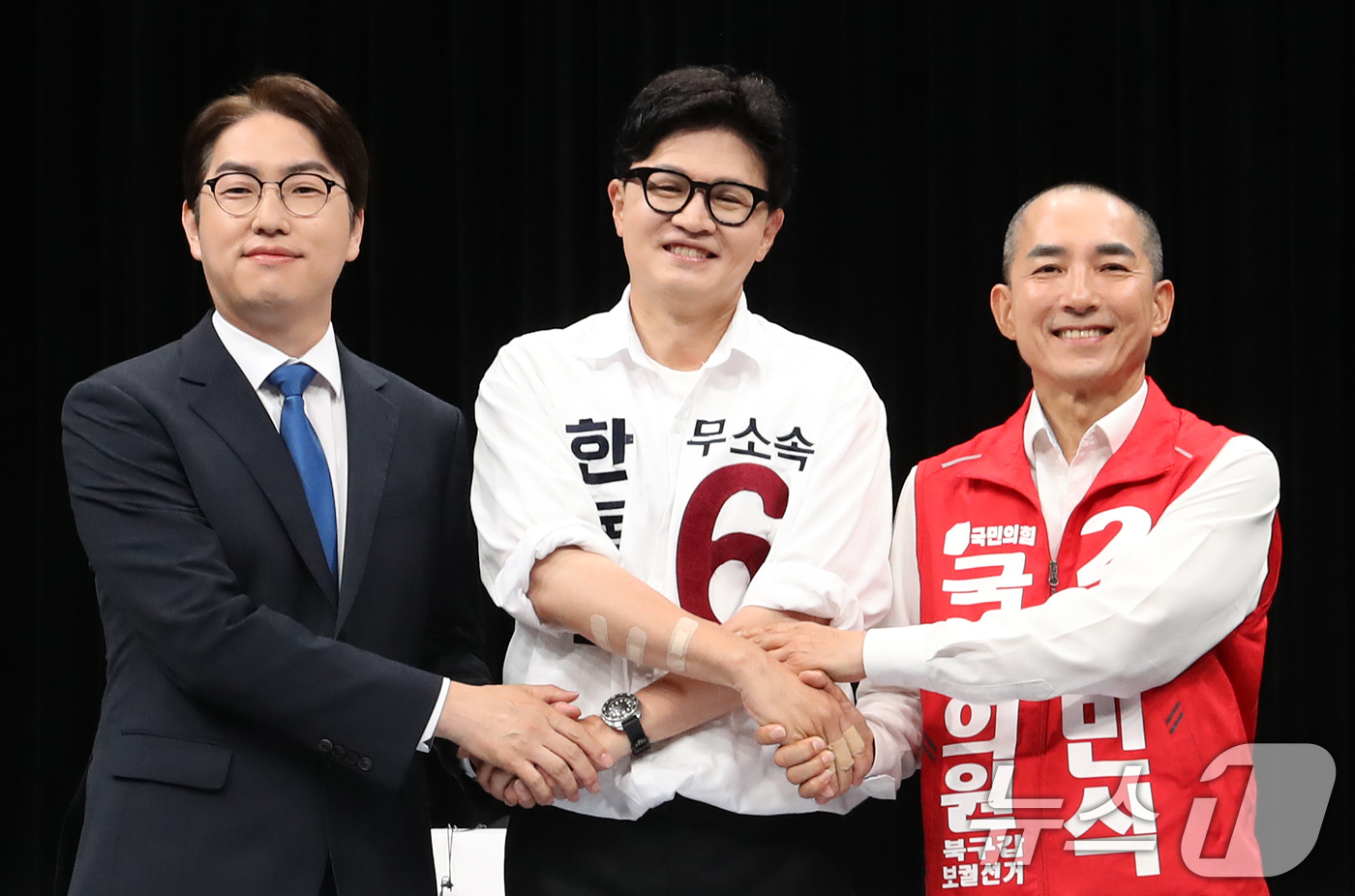 (부산=뉴스1) 윤일지 기자 = 하정우 더불어민주당 부산 북구갑 국회의원 후보(왼쪽부터), 한동훈 무소속 부산 북구갑 국회의원 후보, 박민식 국민의힘 부산 북구갑 국회의원 후보가 …