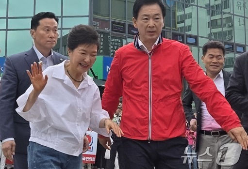 (원주=뉴스1) 신관호 기자 = 박근혜 전 대통령이 28일 강원 원주시 중앙시장을 방문해 김진태 국민의힘 강원지사 후보와 원강수 원주시장 후보를 비롯한 강원 지역 후보들 지지를 호 …
