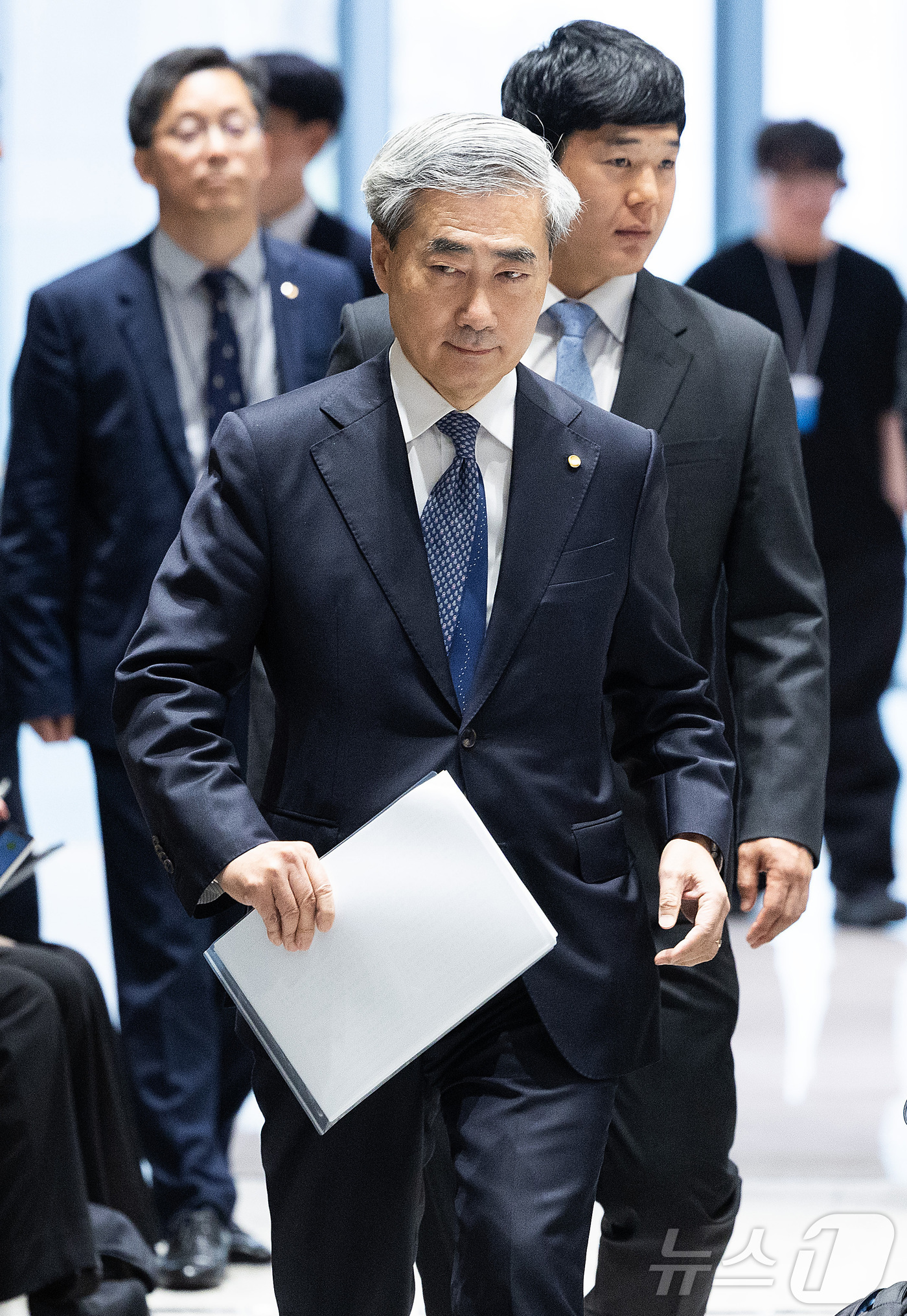 (서울=뉴스1) 사진공동취재단 = 신현송 한국은행 총재가 28일 서울 중구 한국은행 본관에서 열린 통화정책방향 기자간담회장으로 들어오고 있다. 2026.5.28/뉴스1
