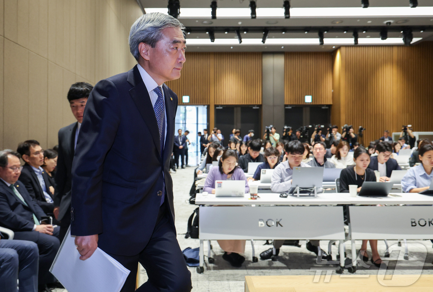 (서울=뉴스1) 사진공동취재단 = 신현송 한국은행 총재가 28일 서울 중구 한국은행 본관에서 열린 통화정책방향 기자간담회장으로 들어오고 있다. 2026.5.28/뉴스1