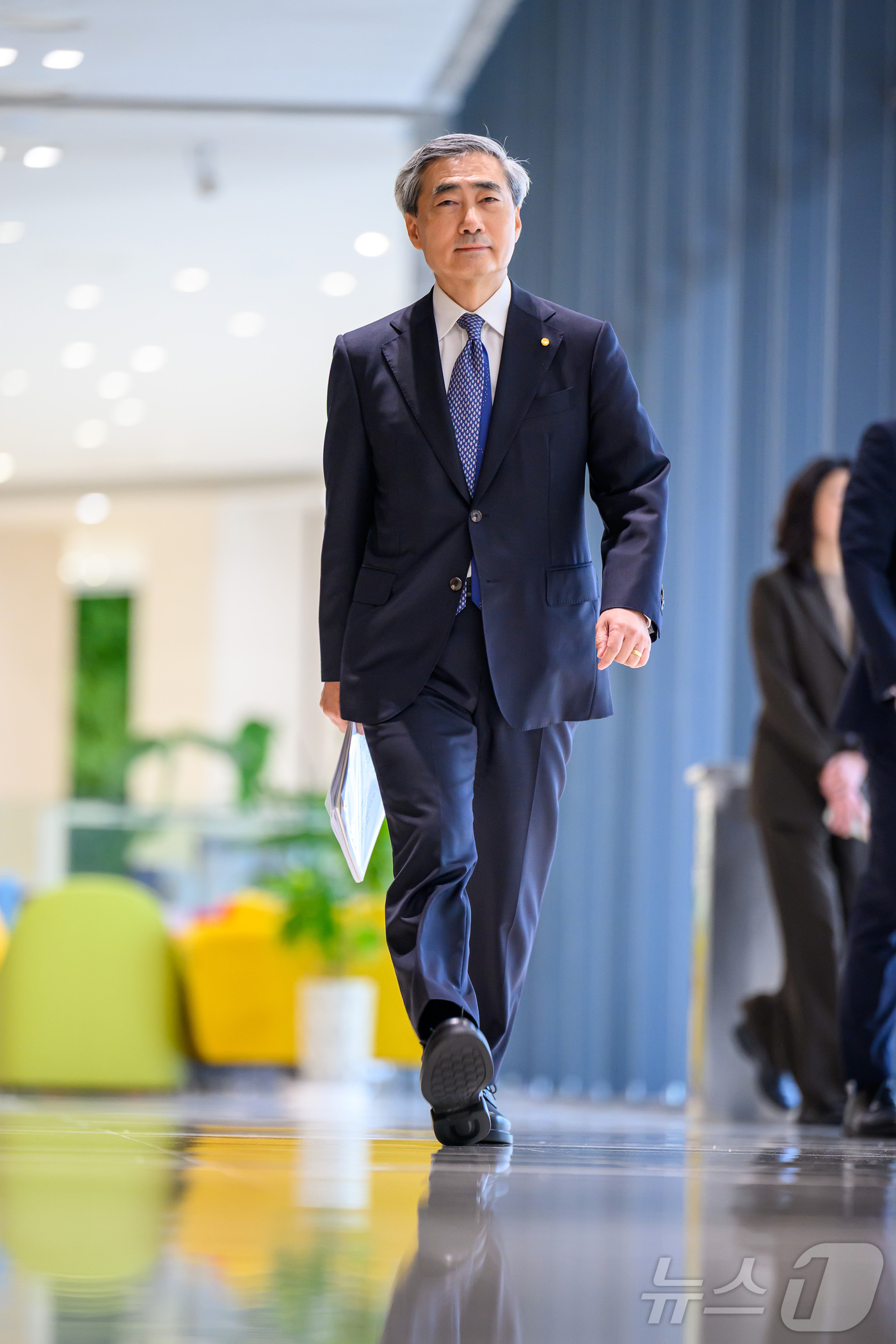 (서울=뉴스1) 사진공동취재단 = 신현송 한국은행 총재가 28일 서울 중구 한국은행 본관에서 열린 통화정책방향 기자간담회장으로 들어오고 있다.  2026.5.28/뉴스1