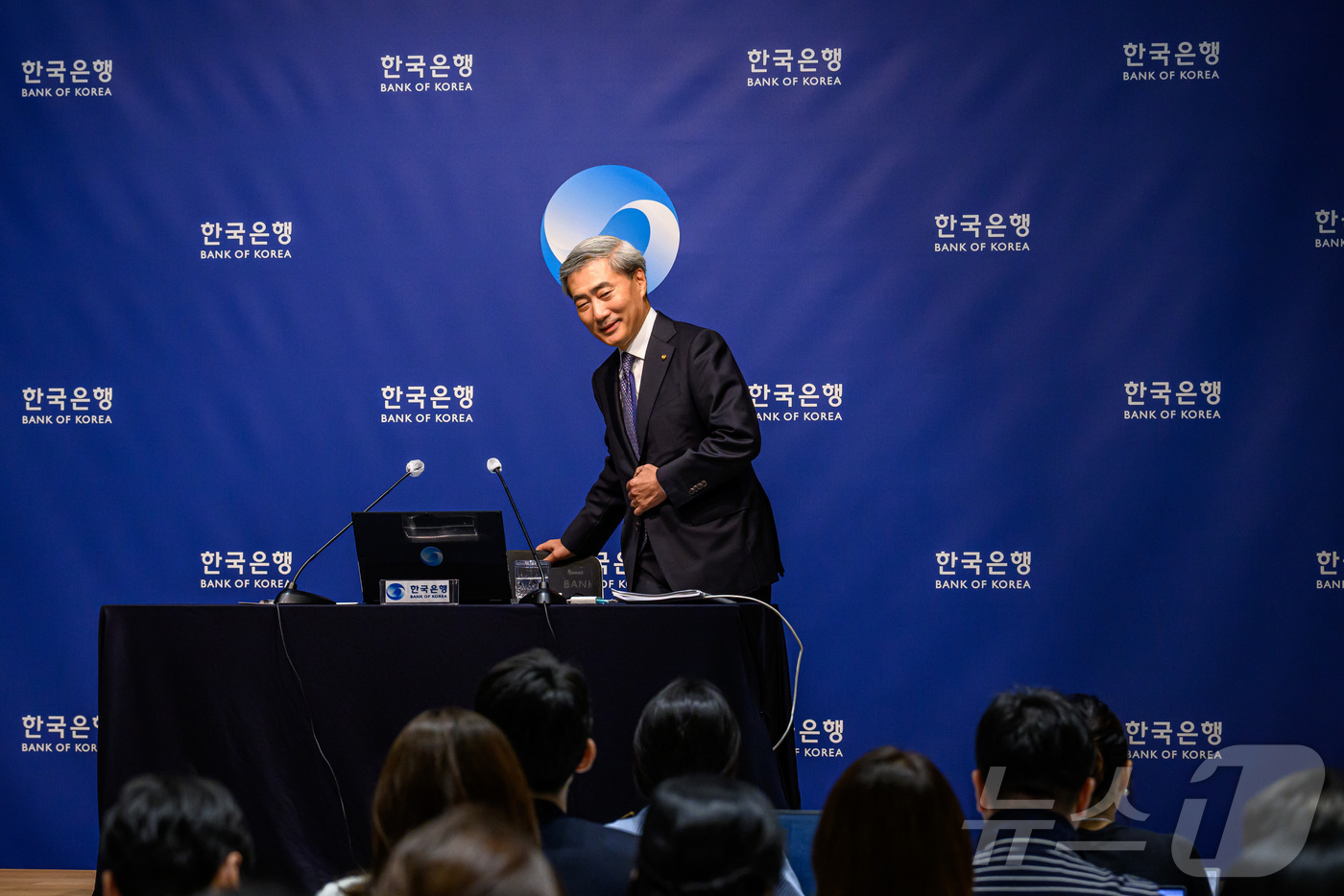 (서울=뉴스1) 사진공동취재단 = 신현송 한국은행 총재가 28일 서울 중구 한국은행 본관에서 열린 통화정책방향 기자간담회장으로 들어오고 있다.  2026.5.28/뉴스1