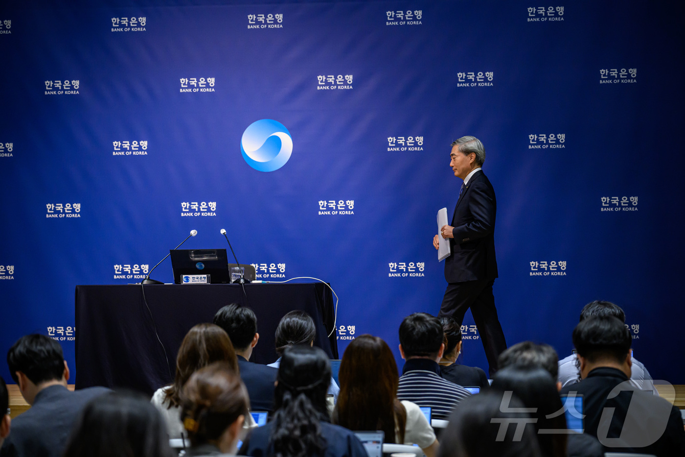 (서울=뉴스1) 사진공동취재단 = 신현송 한국은행 총재가 28일 서울 중구 한국은행 본관에서 열린 통화정책방향 기자간담회장으로 들어오고 있다.  2026.5.28/뉴스1
