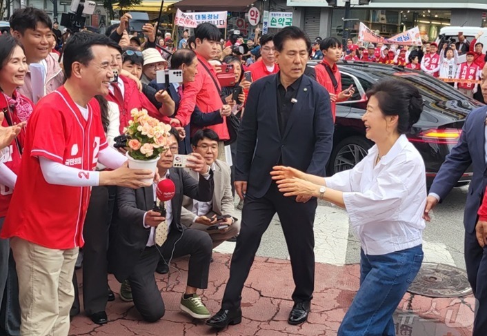 (원주=뉴스1) 신관호 기자 = 박근혜 전 대통령이 28일 강원 원주시 중앙시장을 방문해 김진태 국민의힘 강원지사 후보와 인사를 나누고 있다. 2026.5.28/뉴스1