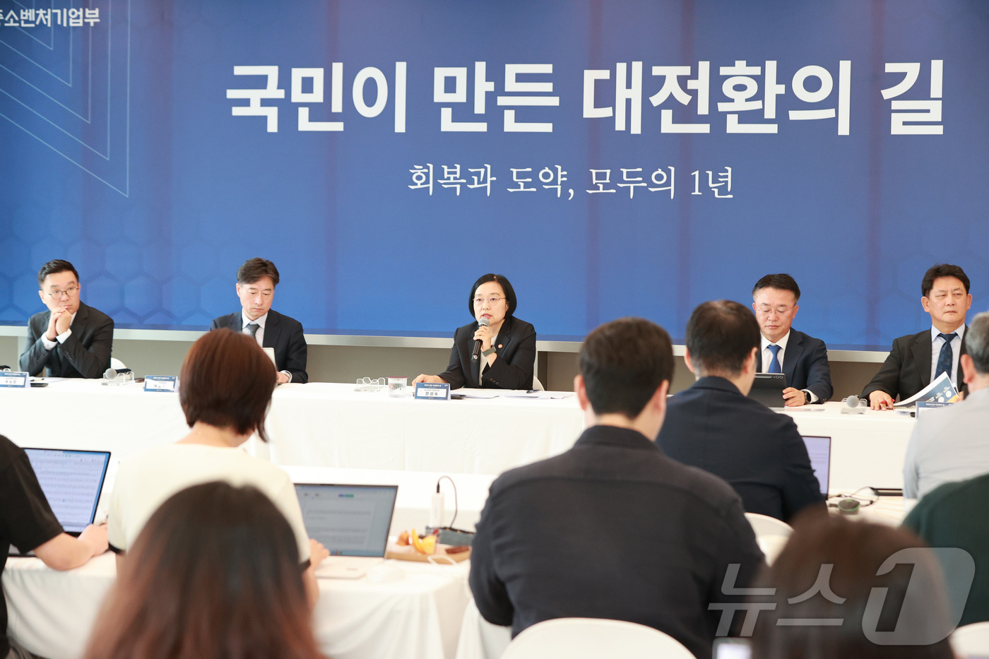 (서울=뉴스1) = 한성숙 중소벤처기업부 장관이 28일 서울특별시 마포구 SVC 서울에서 열린 정부 출범 1주년 기자간담회에서 모두발언을 하고 있다. (중소벤처기업부 제공. 재판매 …