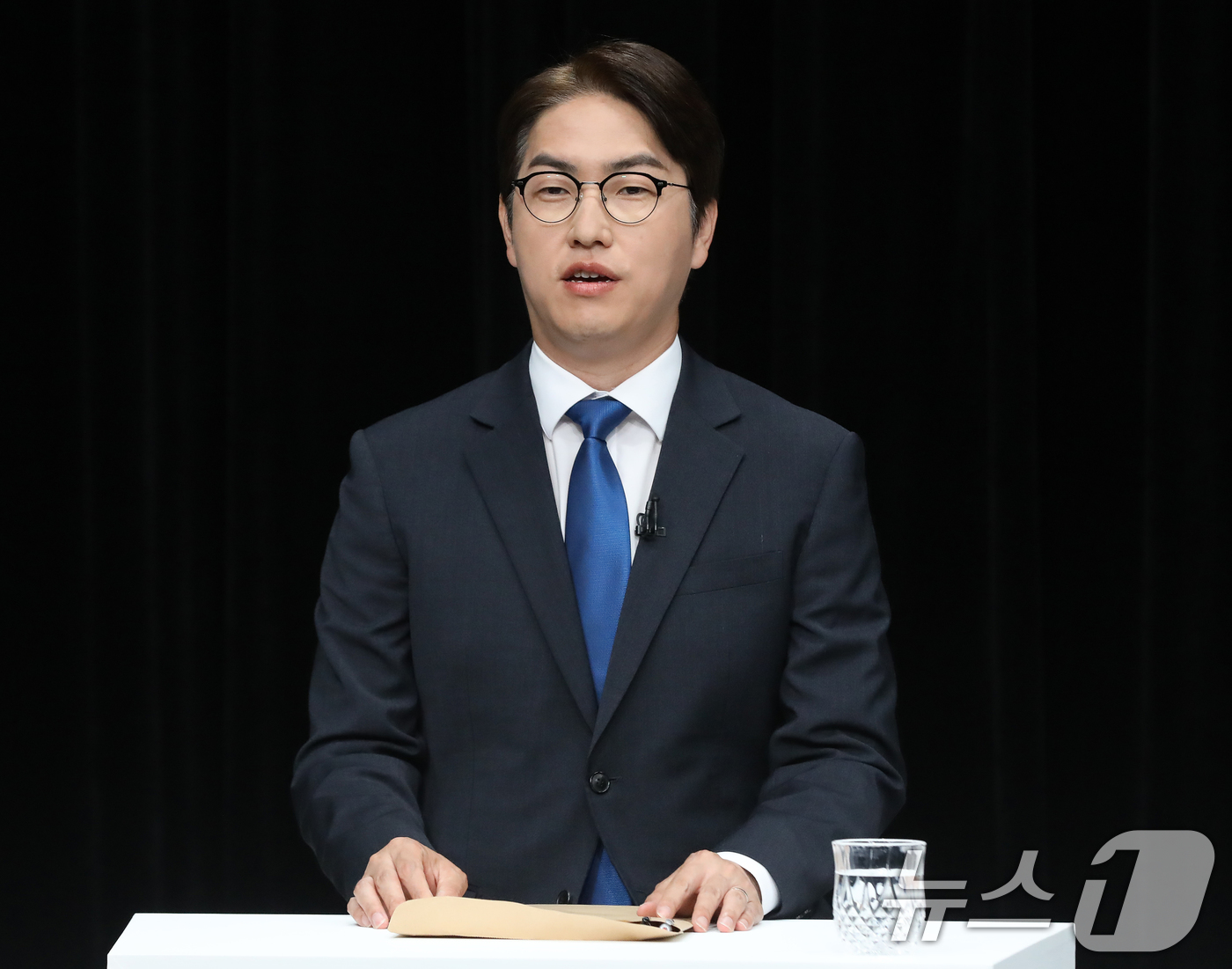 (부산=뉴스1) 윤일지 기자 = 하정우 더불어민주당 부산 북구갑 국회의원 후보가 28일 오후 부산 동구 부산MBC에서 열린 북구갑 국회의원 보궐선거 토론회에 앞서 리허설을 하고 있 …
