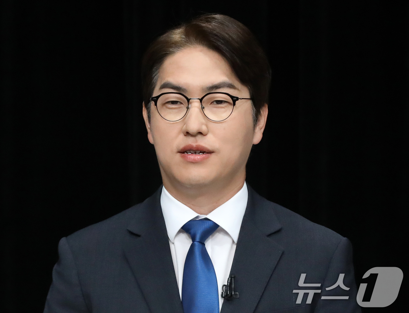 (부산=뉴스1) 윤일지 기자 = 하정우 더불어민주당 부산 북구갑 국회의원 후보가 28일 오후 부산 동구 부산MBC에서 열린 북구갑 국회의원 보궐선거 토론회에 앞서 리허설을 하고 있 …