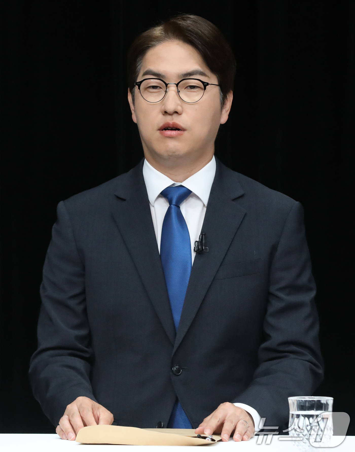 (부산=뉴스1) 윤일지 기자 = 하정우 더불어민주당 부산 북구갑 국회의원 후보가 28일 오후 부산 동구 부산MBC에서 열린 북구갑 국회의원 보궐선거 토론회에 앞서 리허설을 하고 있 …