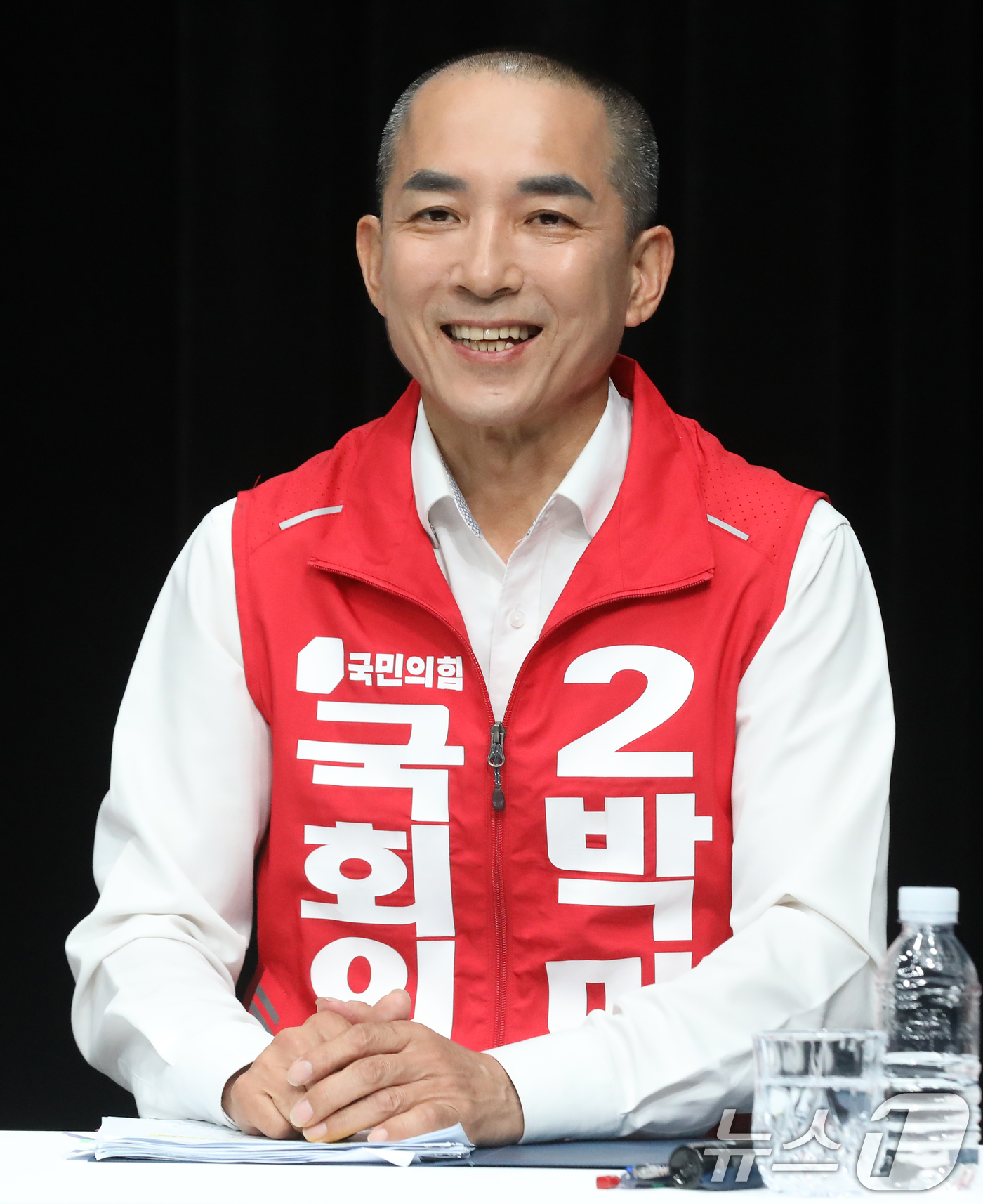 (부산=뉴스1) 윤일지 기자 = 박민식 국민의힘 부산 북구갑 국회의원 후보가 28일 오후 부산 동구 부산MBC에서 열린 북구갑 국회의원 보궐선거 토론회에 앞서 리허설을 하고 있다. …