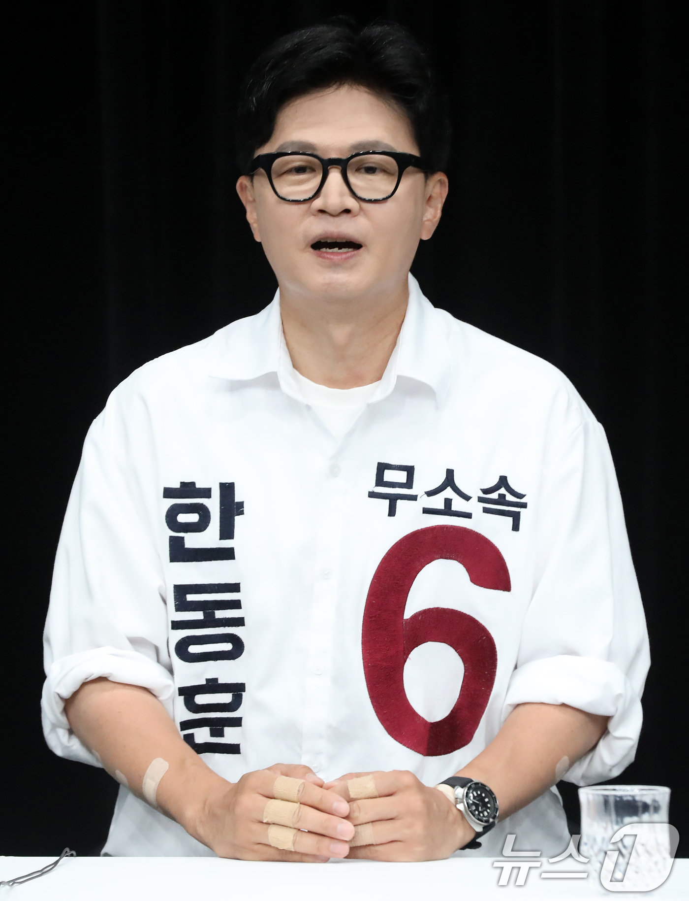 (부산=뉴스1) 윤일지 기자 = 한동훈 무소속 부산 북구갑 국회의원 후보가 28일 오후 부산 동구 부산MBC에서 열린 북구갑 국회의원 보궐선거 토론회에서 앞서 리허설을 하고 있다. …
