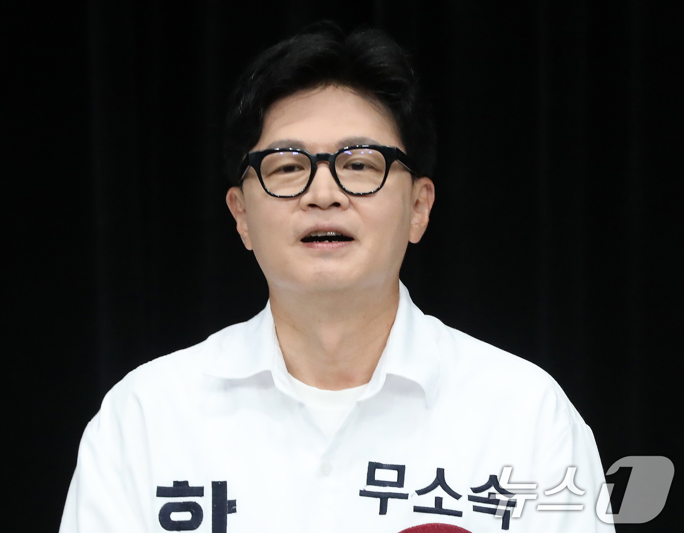 (부산=뉴스1) 윤일지 기자 = 한동훈 무소속 부산 북구갑 국회의원 후보가 28일 오후 부산 동구 부산MBC에서 열린 북구갑 국회의원 보궐선거 토론회에서 앞서 리허설을 하고 있다. …