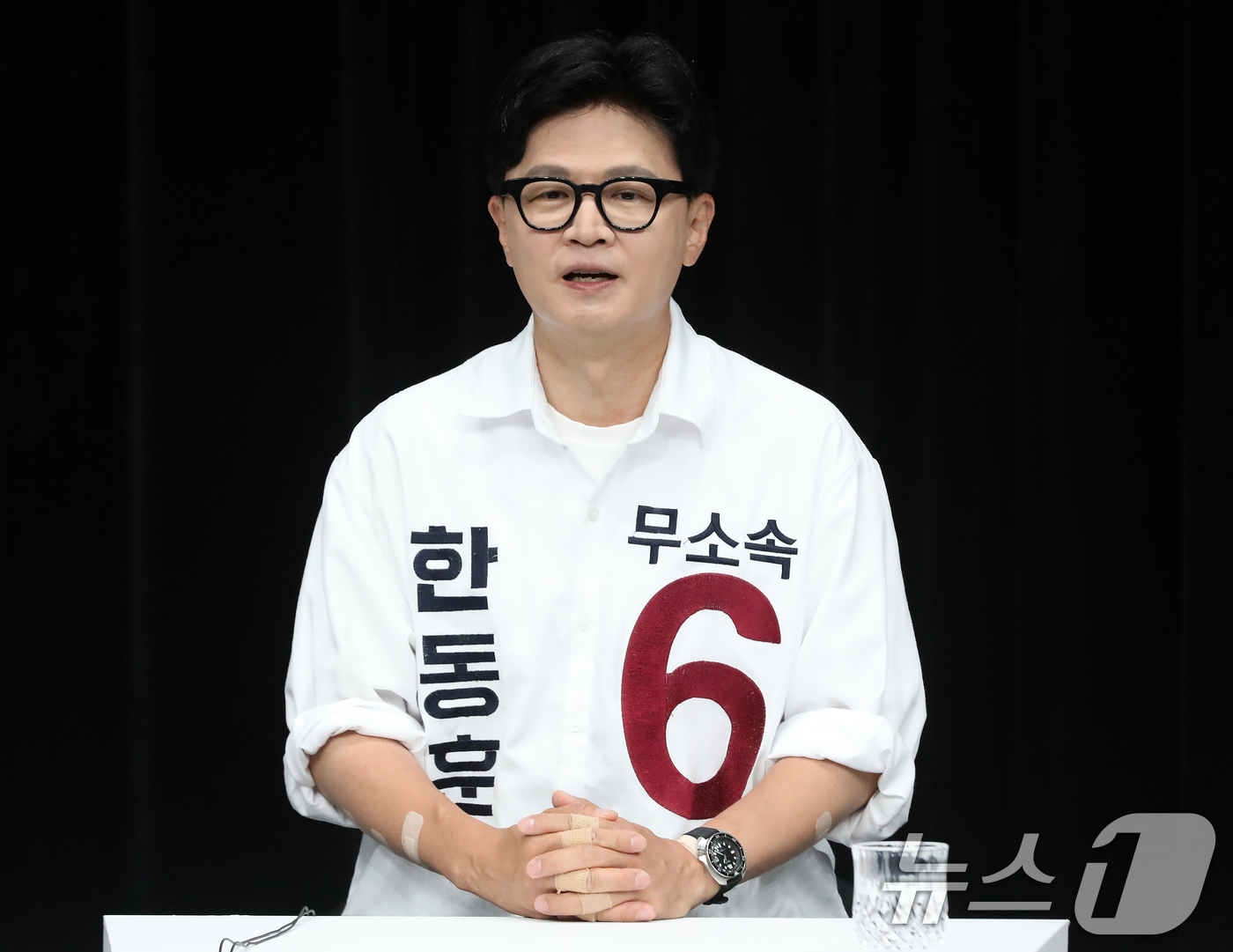 (부산=뉴스1) 윤일지 기자 = 한동훈 무소속 부산 북구갑 국회의원 후보가 28일 오후 부산 동구 부산MBC에서 열린 북구갑 국회의원 보궐선거 토론회에서 앞서 리허설을 하고 있다. …