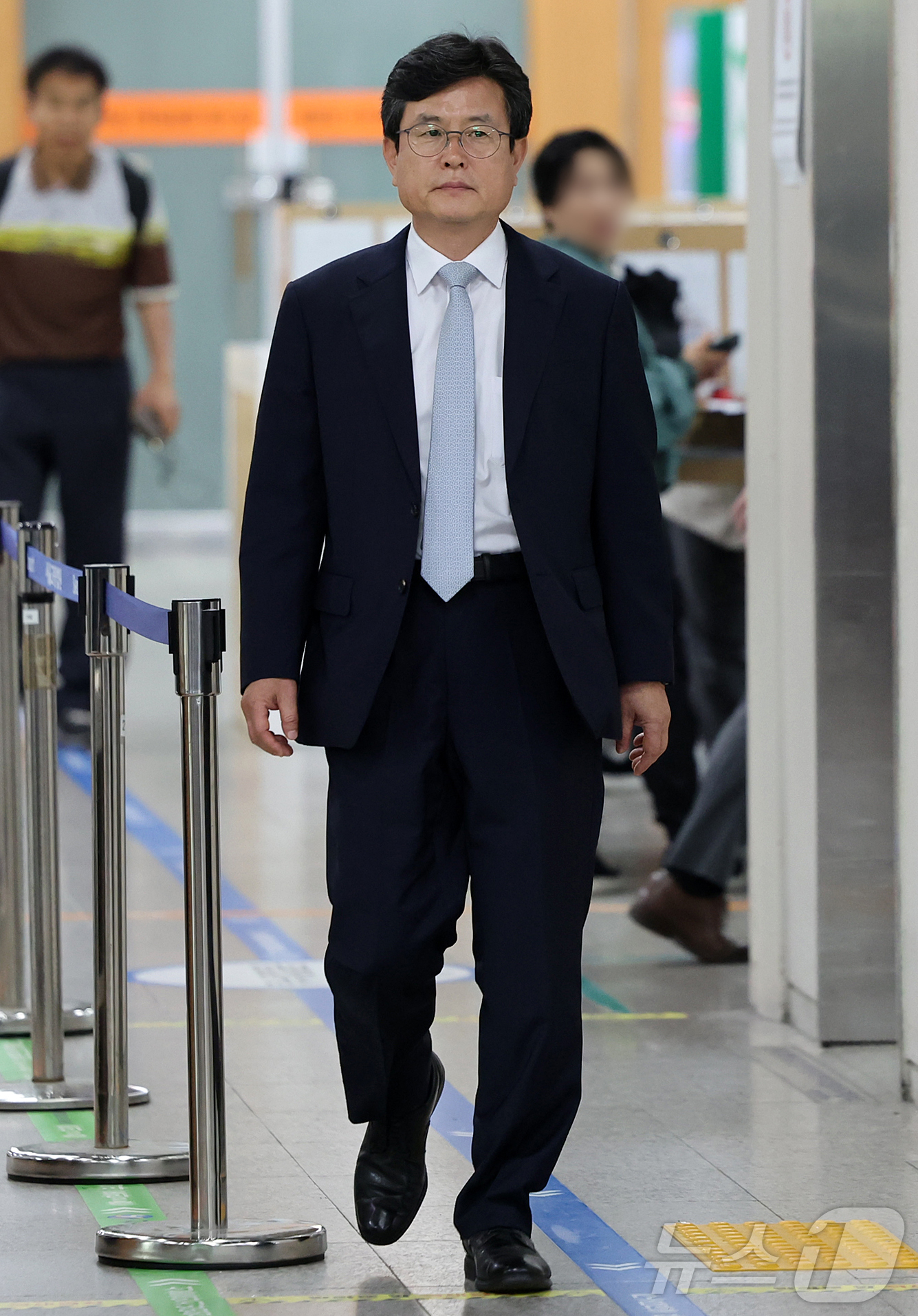 (서울=뉴스1) 김진환 기자 = 12·3 비상계엄 당시 사후 계엄선포문을 작성한 혐의를 받는 강의구 전 대통령실 부속실장이 28일 오후 서울 서초구 서울중앙지방법원에서 열린 허위 …