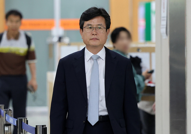 '사후 계엄 선포문' 강의구, 1심 선고 기일 출석