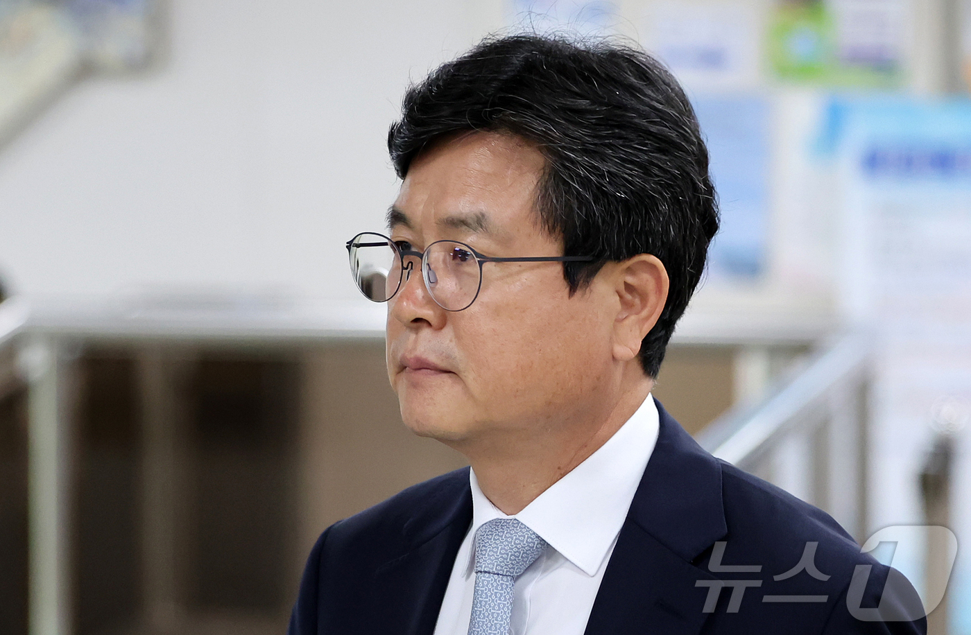 (서울=뉴스1) 김진환 기자 = 12·3 비상계엄 당시 사후 계엄선포문을 작성한 혐의를 받는 강의구 전 대통령실 부속실장이 28일 오후 서울 서초구 서울중앙지방법원에서 열린 허위 …