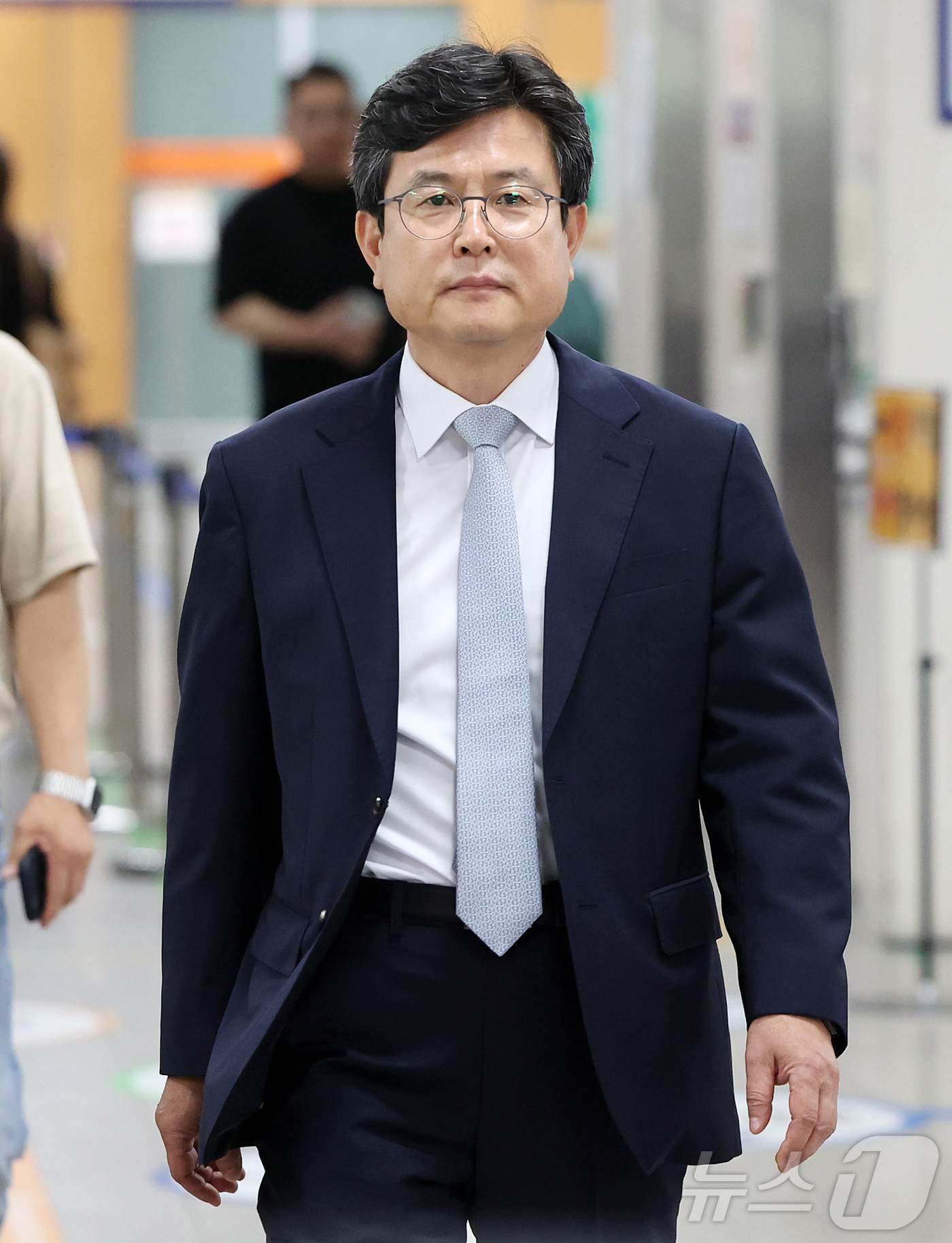 (서울=뉴스1) 김진환 기자 = 12·3 비상계엄 당시 사후 계엄선포문을 작성한 혐의를 받는 강의구 전 대통령실 부속실장이 28일 오후 서울 서초구 서울중앙지방법원에서 열린 허위 …