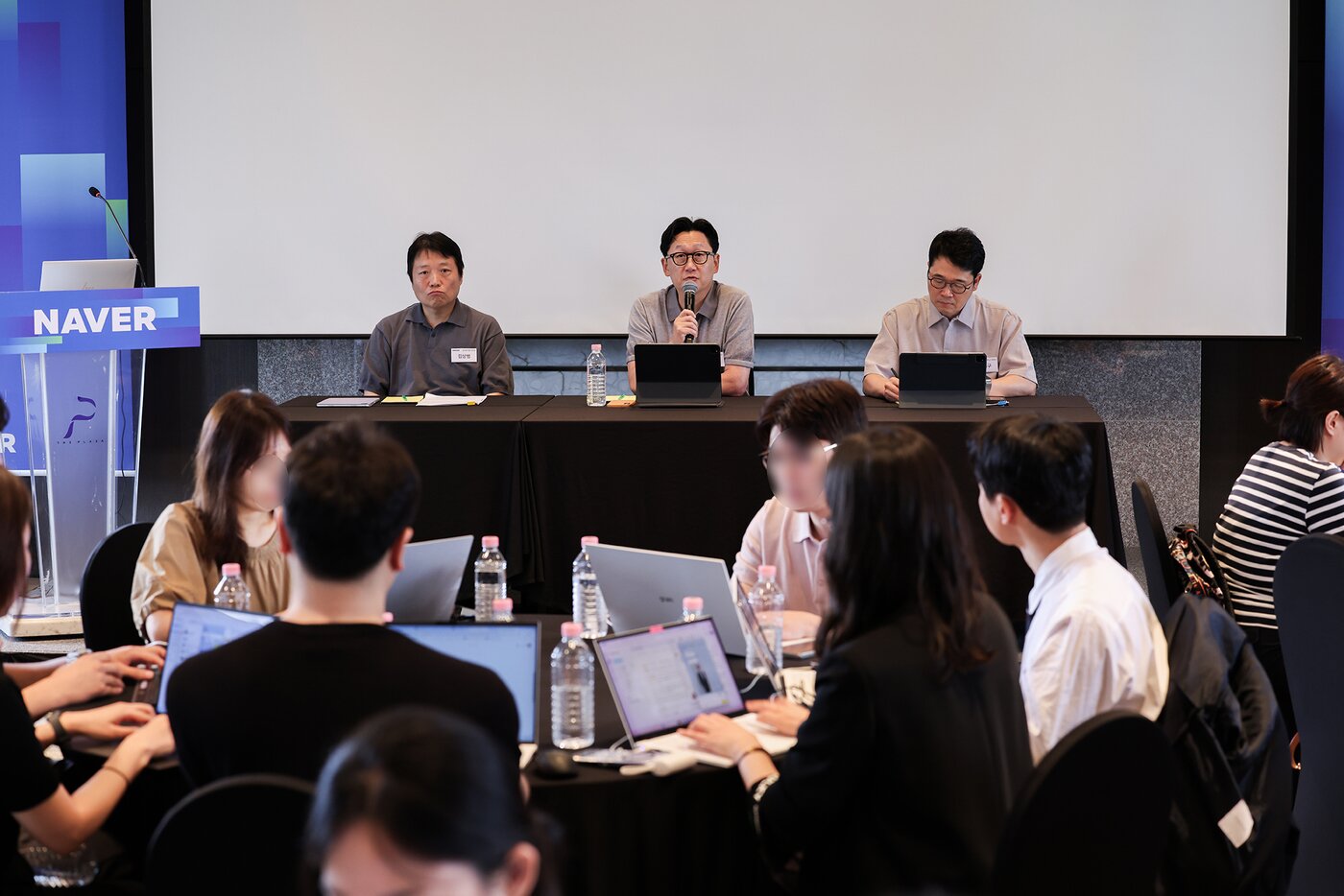 본문 이미지 - 네이버가 28일 서울 중구 더플라자 호텔에서 'AI 시대 네이버의 데이터·콘텐츠 전략' 미디어 라운드 테이블을 열었다. 왼쪽부터 김상범 네이버 검색 플랫폼 부문장, 김광현 네이버 최고데이터·콘텐츠책임자(CDO), 이일구 네이버 콘텐츠 서비스 부문장. 2026.05.28. (네이버 제공)