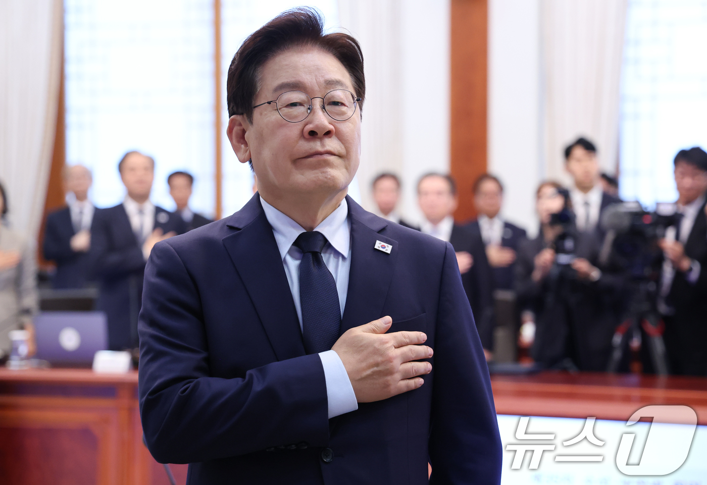 (서울=뉴스1) 이재명 기자 = 이재명 대통령이 28일 청와대에서 열린 수석보좌관회의에서 국민의례를 하고 있다. 2026.5.28/뉴스1