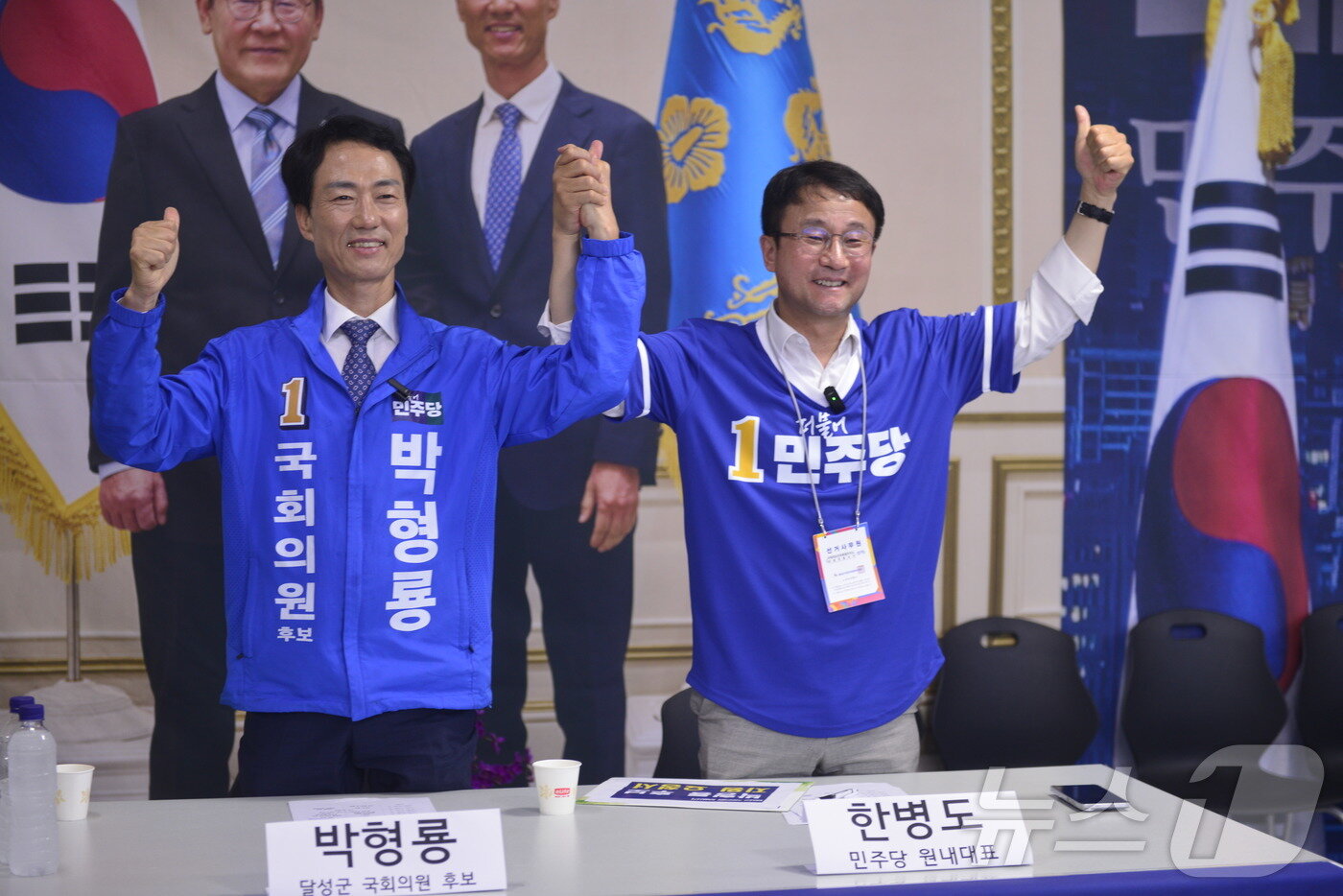 본문 이미지 - 28일 한병도 더불어민주당 원내대표가 대구 달성군 국회의원 보궐선거에 출마한 박형룡 후보와 손을 맞잡고 필승을 다짐하고 있다.2026.5.28 ⓒ 뉴스1 이성덕 기자