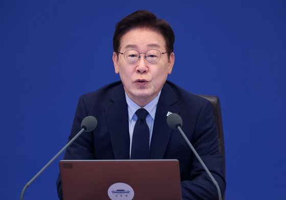 李대통령 "원래 시장 밥 먹는 걸 좋아해"…선거개입 비판 일축