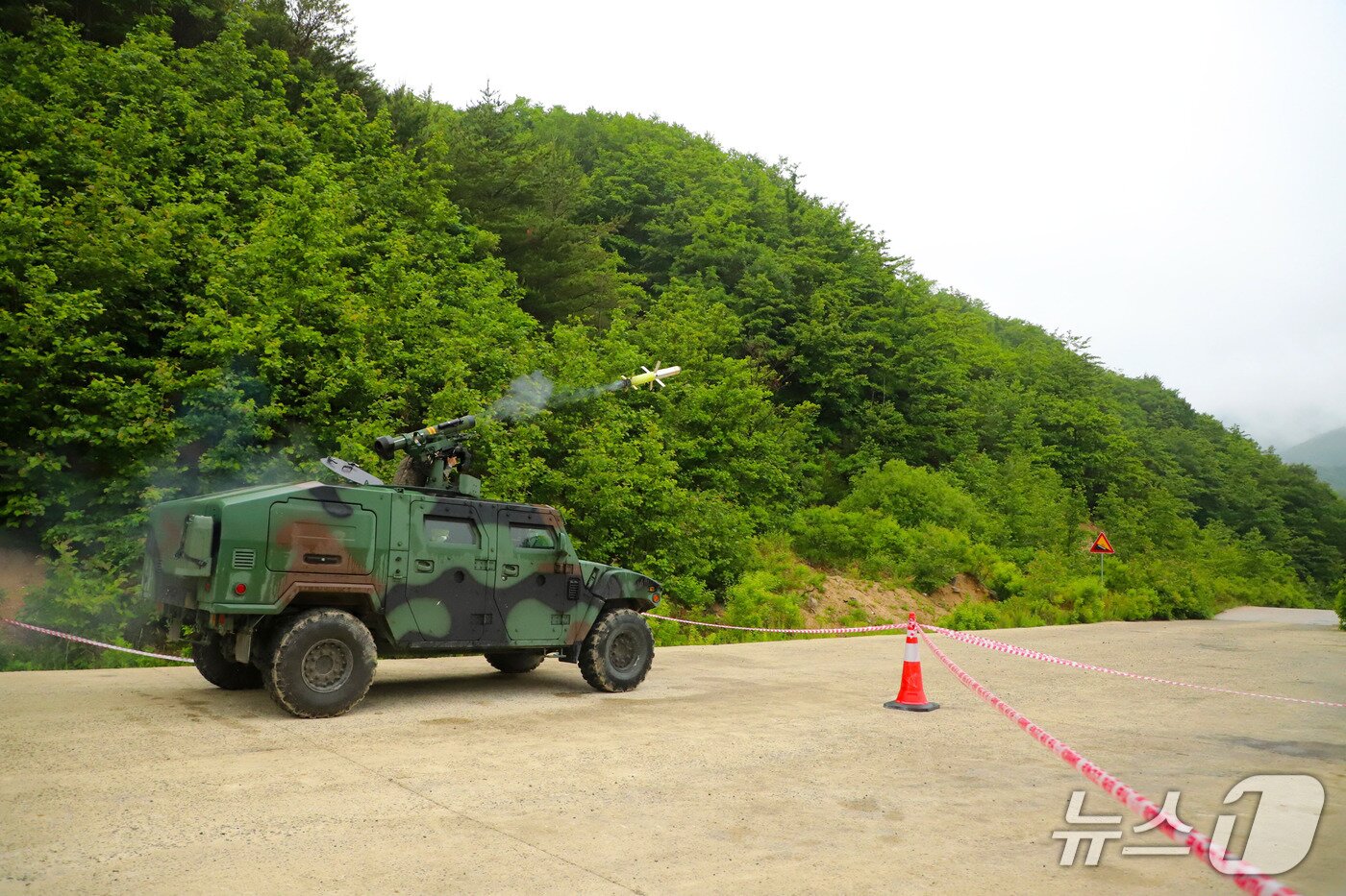 본문 이미지 - 육군 제22보병사단 장병이 소형 전술차량(K153C1)에서 현궁 사격을 하고 있다.(육군 22사단 제공, 재판매 및 DB 금지) 2026.5.28/뉴스1