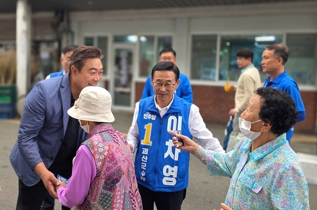 장날 민심 잡아라…이차영·송인헌 괴산군수 후보 표심 공략 박차