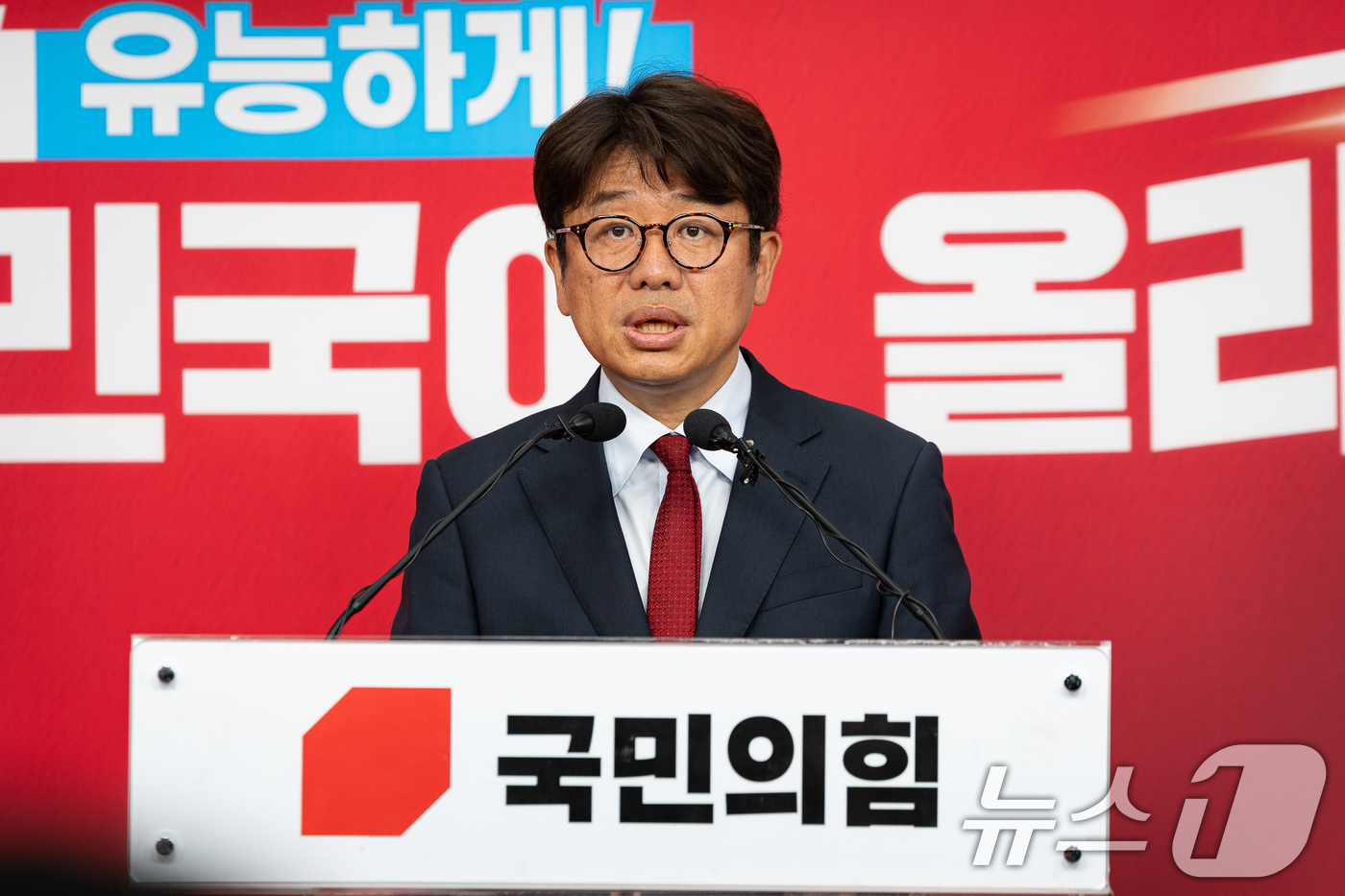 (서울=뉴스1) 유승관 기자 = 유의동 국민의힘 경기 평택시을 국회의원 후보가 28일 서울 여의도 중앙당사에서 황교안 자유와혁신 후보와의 단일화를 촉구하는 기자회견을 하고 있다. …