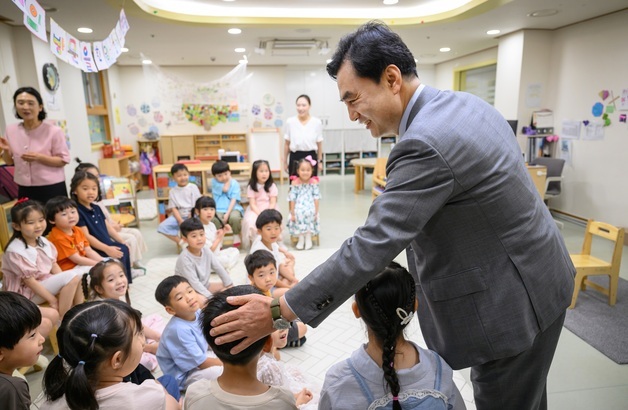 안규백, 국방부 어린이집 방문…"직원 육아 부담 없도록 아이 보살펴야"