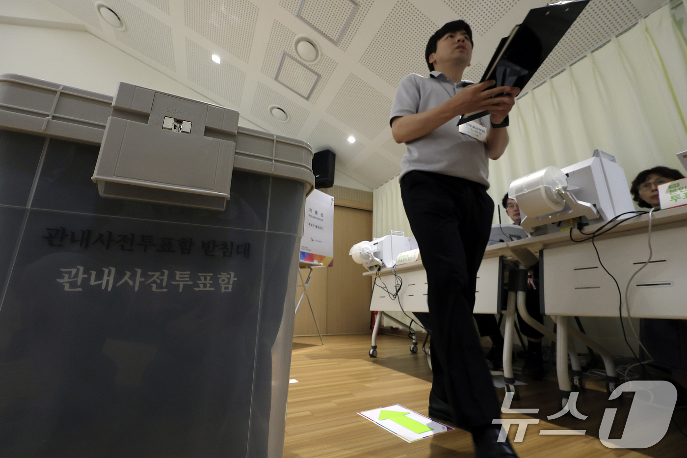 (서울=뉴스1) 박정호 기자 = 제9회 전국동시지방선거 사전투표일을 하루 앞둔 28일 오후 서울시 종로구 신문로 사직동주민센터에 설치된 사전투표소에서 선거사무원 등이 막바지 점검을 …