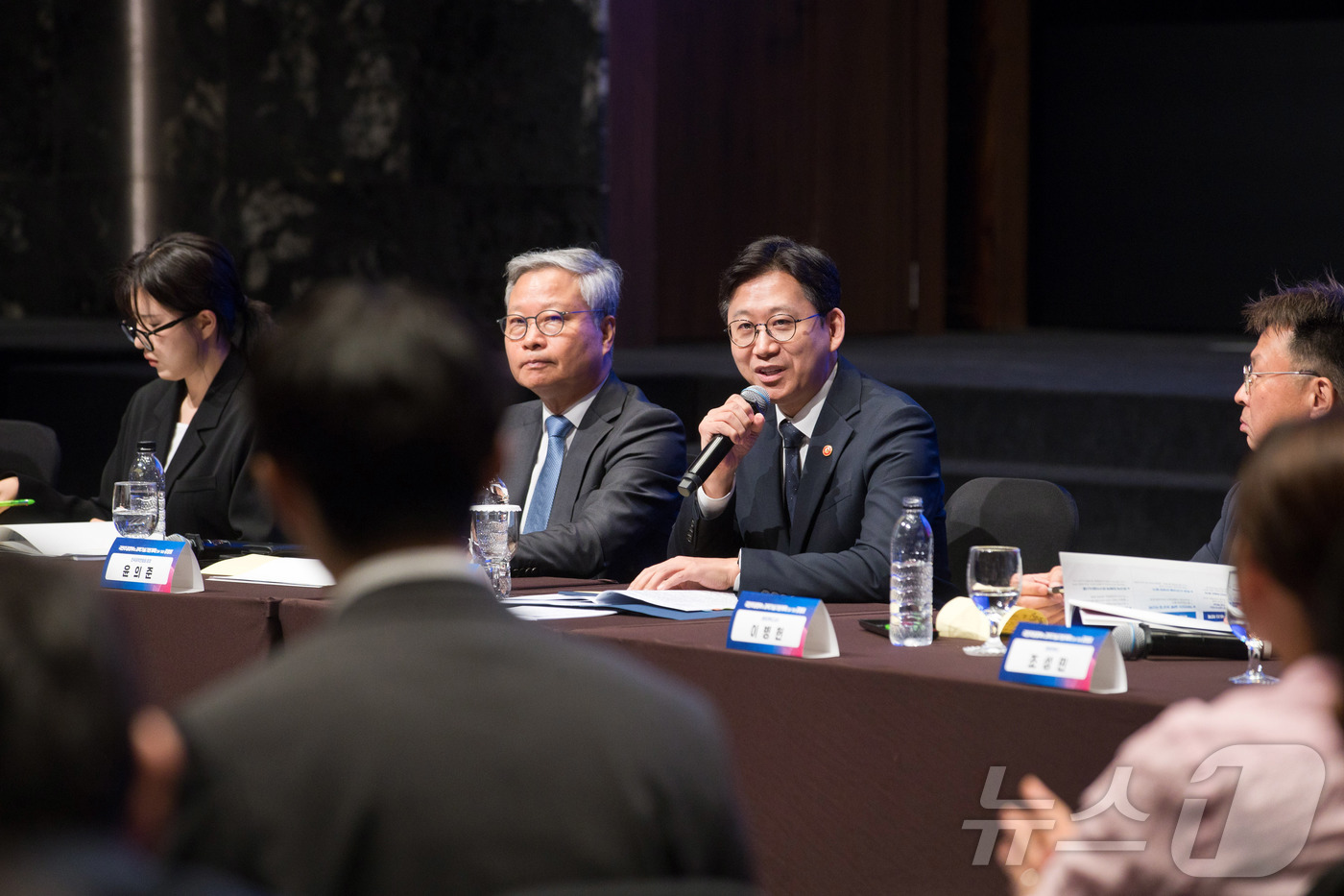 (서울=뉴스1) = 배경훈 부총리 겸 과학기술정보통신부 장관이 28일 오전 서울 서초구 엘타워에서 열린 '제6차 과학기술기본계획 공청회' 에서 자유토론을 주재하고 있다. (과학기술 …