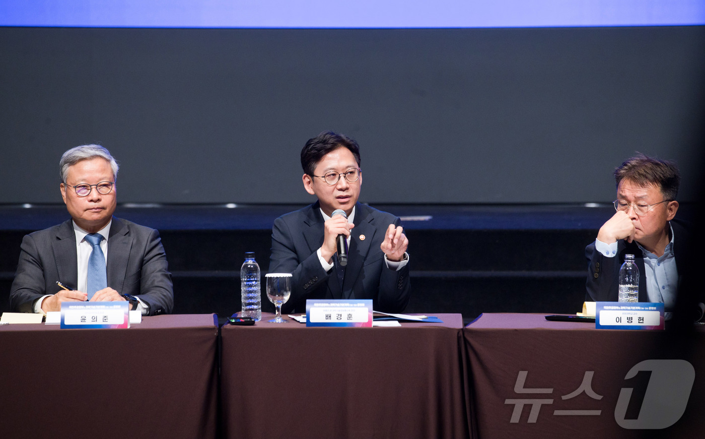 (서울=뉴스1) = 배경훈 부총리 겸 과학기술정보통신부 장관이 28일 오전 서울 서초구 엘타워에서 열린 '제6차 과학기술기본계획 공청회' 에서 자유토론을 주재하고 있다. (과학기술 …