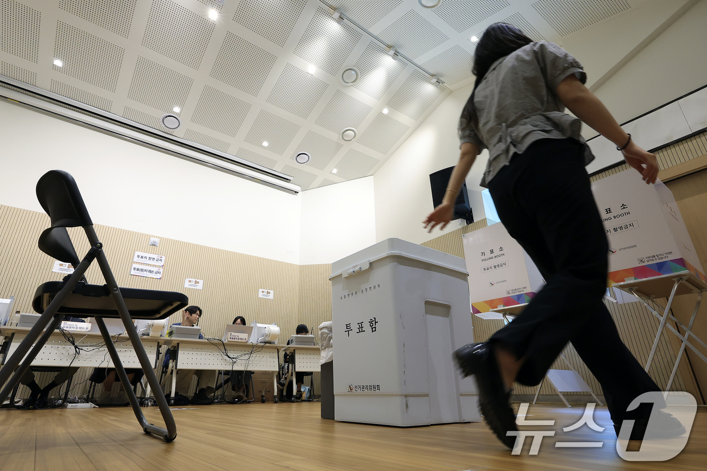 (서울=뉴스1) 박정호 기자 = 제9회 전국동시지방선거 사전투표일을 하루 앞둔 28일 오후 서울시 종로구 신문로 사직동주민센터에 설치된 사전투표소에서 선거사무원 등이 막바지 점검을 …