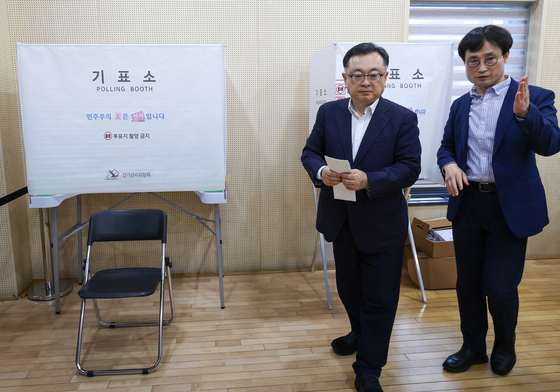 사전투표소 둘러보는 서울시장 권한대행