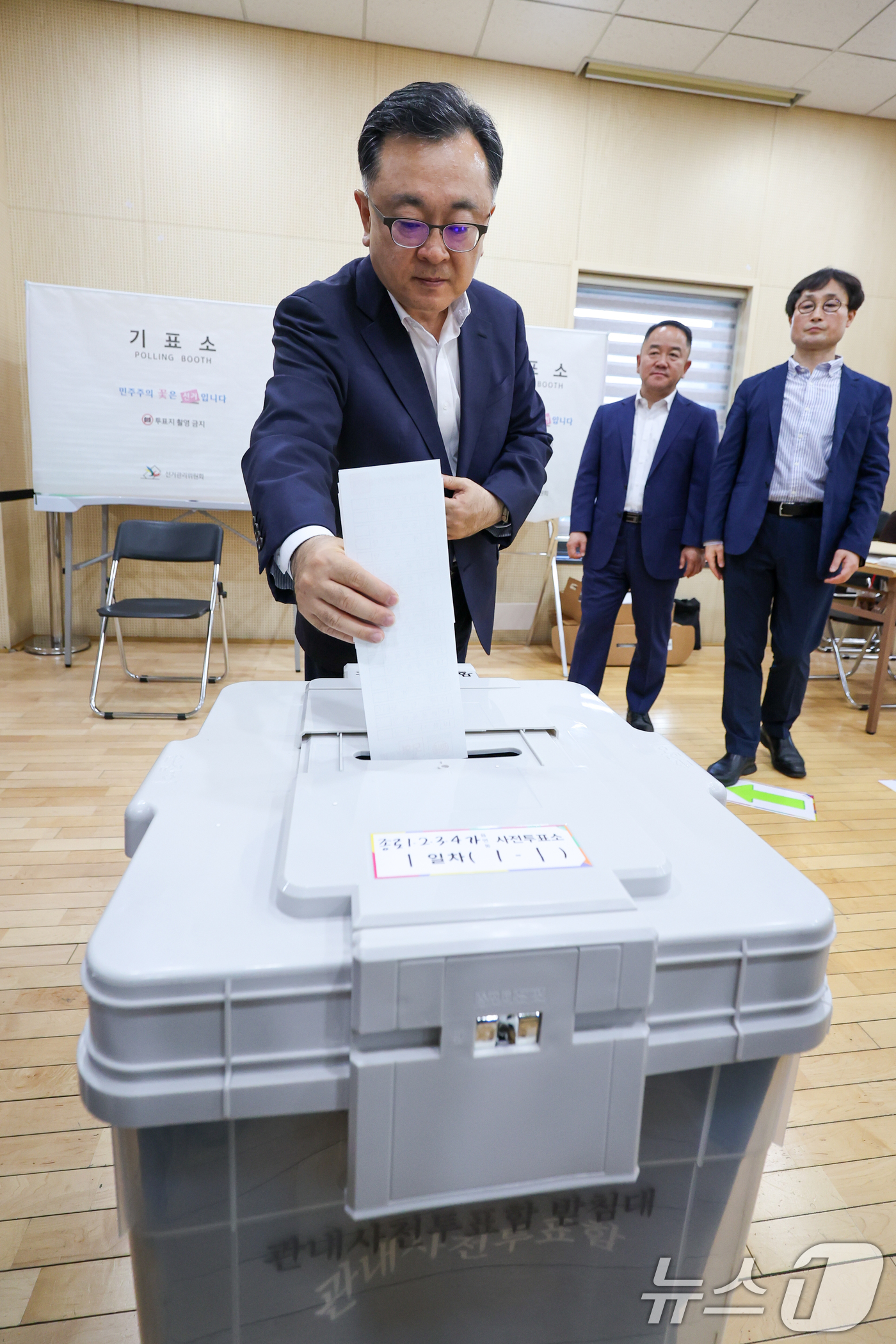 (서울=뉴스1) 안은나 기자 = 김성보 서울시장 권한대행이 제9회 전국동시지방선거 사전투표를 하루 앞둔 28일 오후 서울 종로구 종로1·2·3·4가동주민센터를 찾아 사전투표 시연을 …
