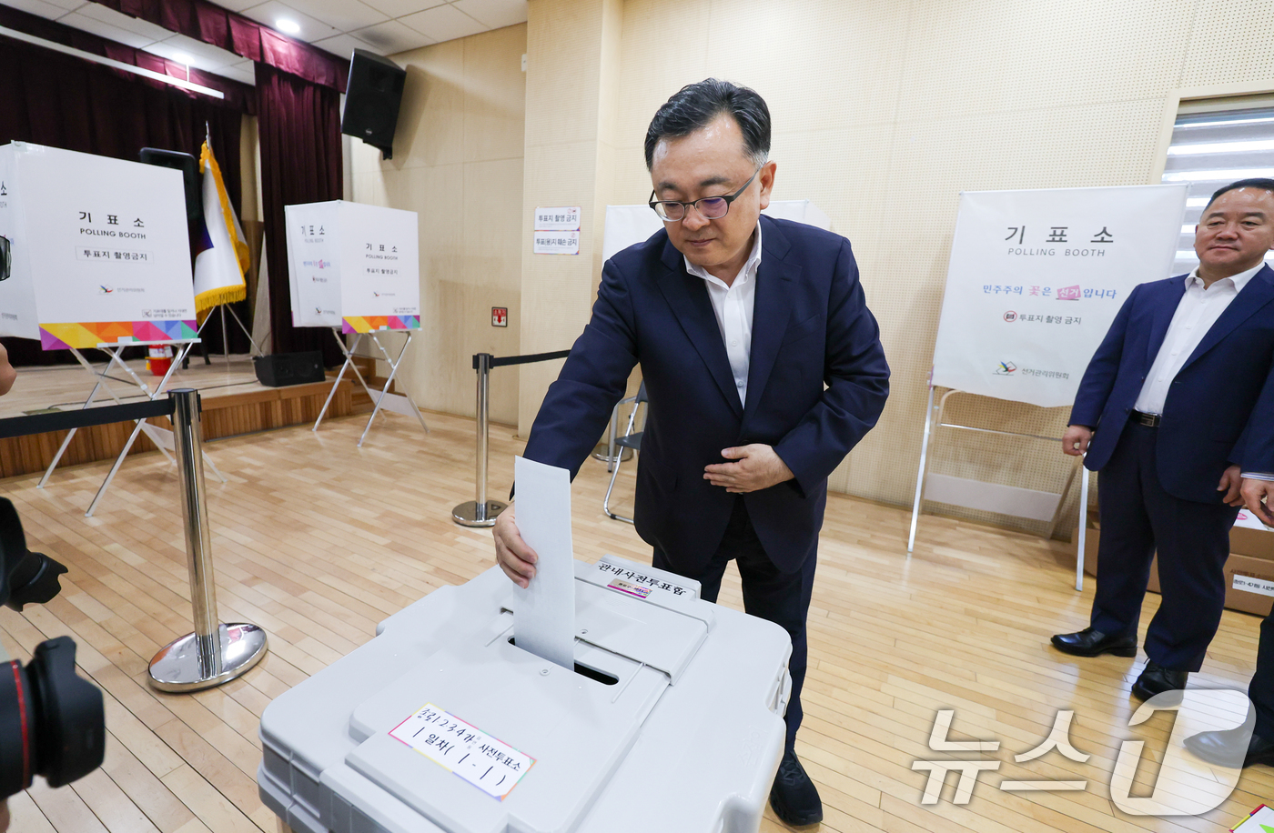 (서울=뉴스1) 안은나 기자 = 김성보 서울시장 권한대행이 제9회 전국동시지방선거 사전투표를 하루 앞둔 28일 오후 서울 종로구 종로1·2·3·4가동주민센터를 찾아 사전투표 시연을 …