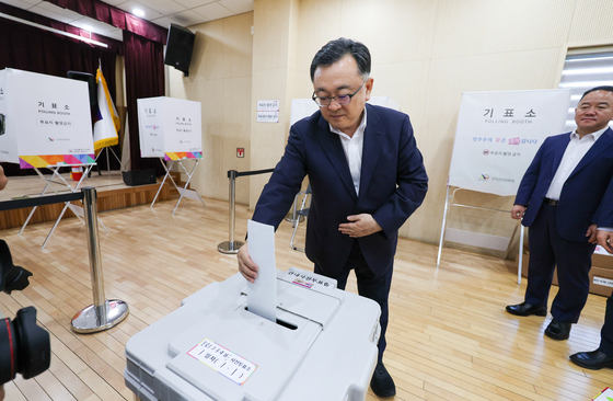 사전투표 시연하는 김성보 권한대행
