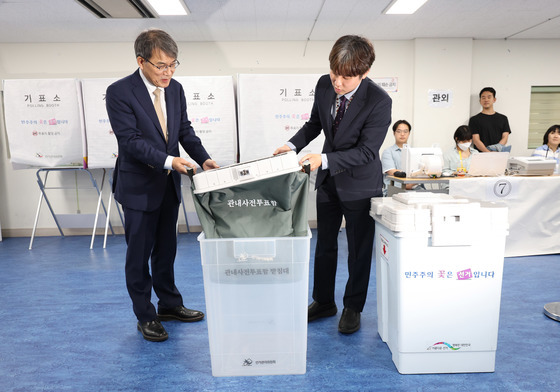 새 관내사전투표함 살펴보는 노태악 위원장