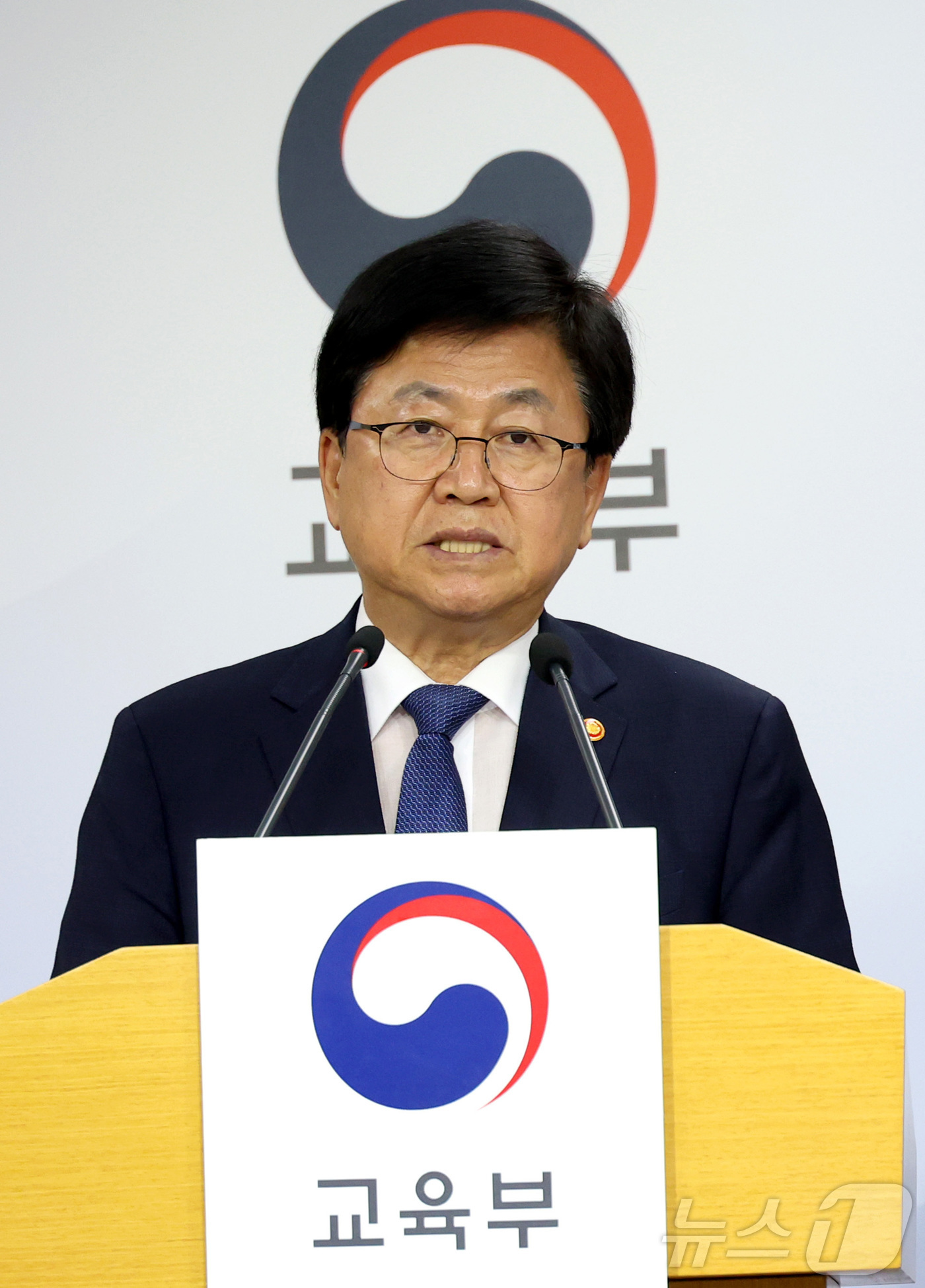 (세종=뉴스1) 김기남 기자 = 최교진 교육부 장관이 28일 세종시 정부세종청사에서 현장체험학습 지원 방안을 발표하고 있다.학교안전법 개정안 마련으로 수학여행 등 현장체험학습에서 …