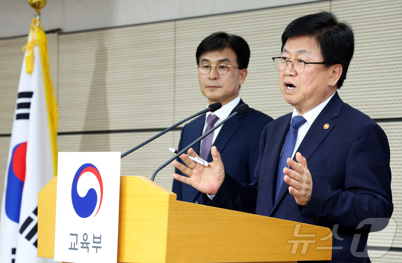(세종=뉴스1) 김기남 기자 = 최교진 교육부 장관이 28일 세종시 정부세종청사에서 현장체험학습 지원 방안을 발표 후 취재진의 질문에 답하고 있다.학교안전법 개정안 마련으로 수학여 …