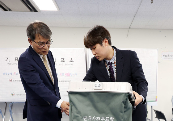 새 사전투표함 살펴보는 선관위원장