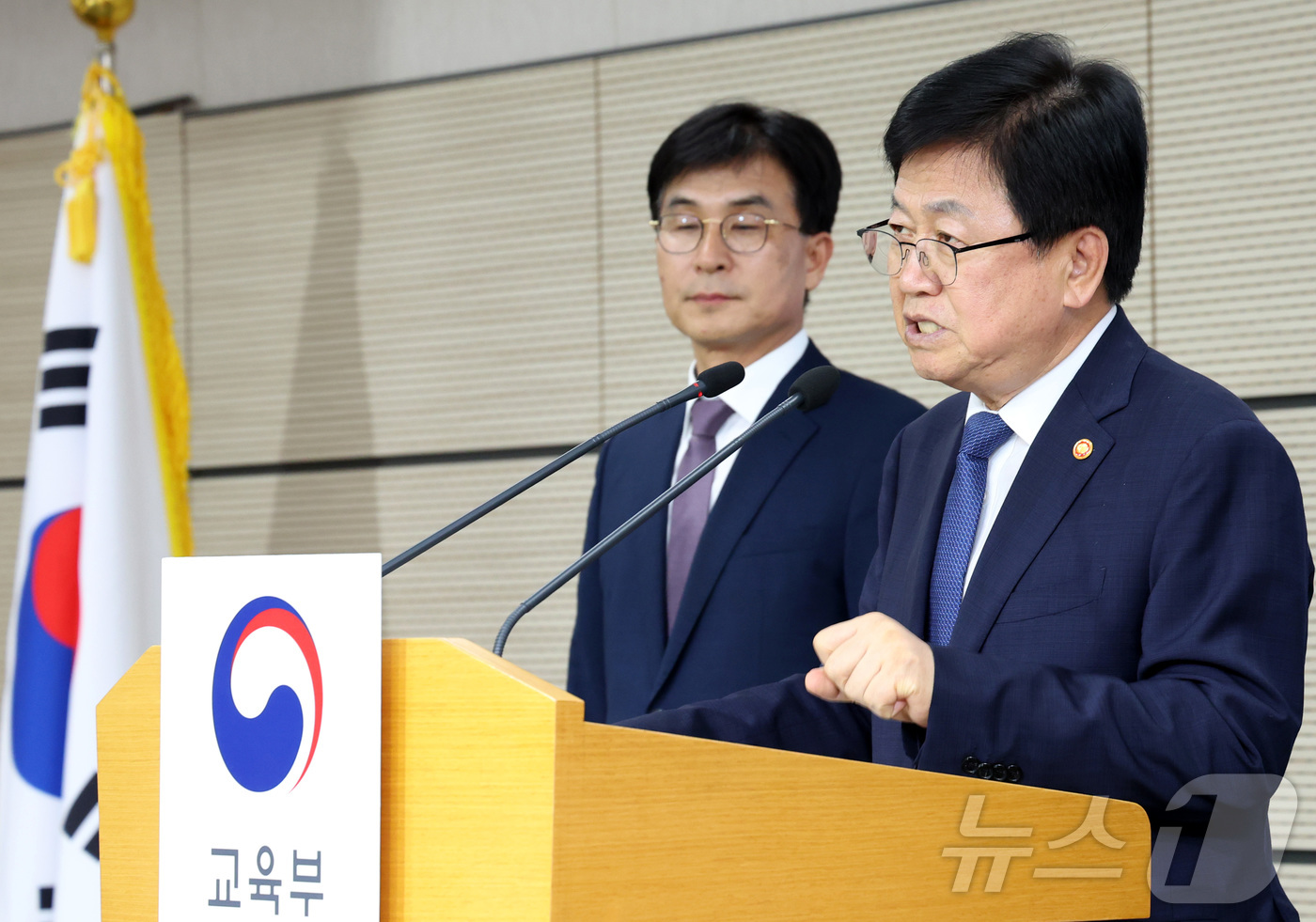 (세종=뉴스1) 김기남 기자 = 최교진 교육부 장관이 28일 세종시 정부세종청사에서 현장체험학습 지원 방안을 발표하고 있다.학교안전법 개정안 마련으로 수학여행 등 현장체험학습에서 …