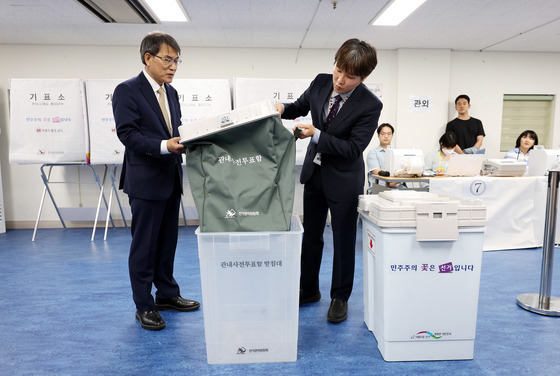 '투명 받침대' 도입된 사전투표함