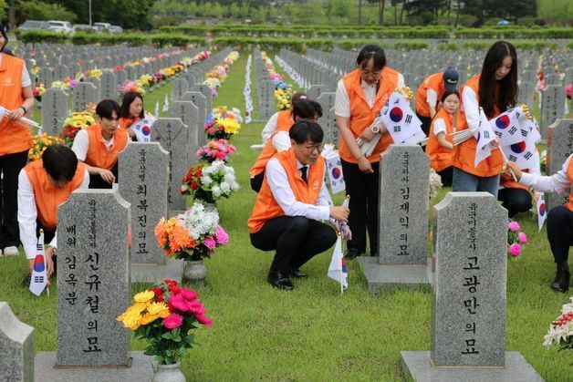 한화 이글스 등 한화그룹, 대전현충원서 참배·묘역 정화 활동
