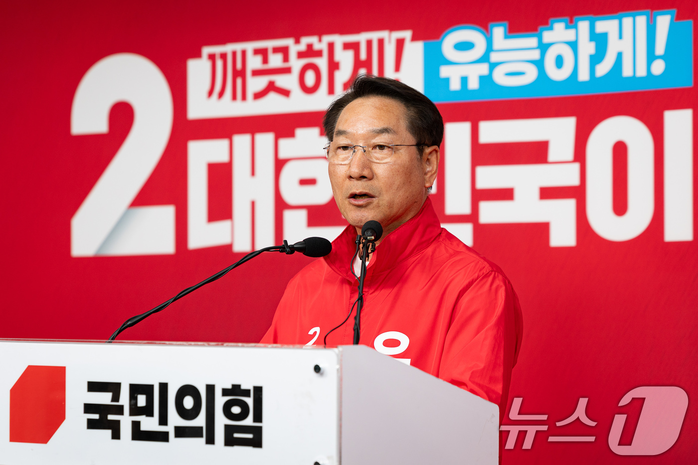 (서울=뉴스1) 유승관 기자 = 유정복 국민의힘 인천시장 후보가 28일 서울 여의도 중앙당사에서 독립운동가 후손을 자처한 박찬대 더불어민주당 후보의 독립운동가 22촌 논란 관련 기 …